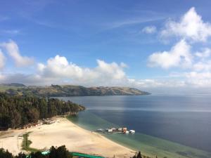 托塔El Arca de Noah的海滩上的船只