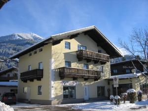 ein Gebäude mit zwei Balkonen darauf im Schnee in der Unterkunft Apartment Gossner in Westendorf