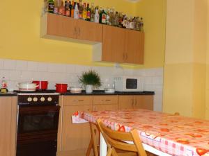 una cucina con un tavolo e una stufa forno superiore di Anna Villa a Vonyarcvashegy Altre 21 foto