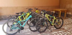 Una fila de bicicletas estacionadas una al lado de la otra. en Ckausama North, en San Pedro de Atacama