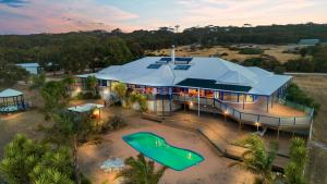 uma vista aérea de uma casa com piscina em Doyles on the Bay em Kingscote