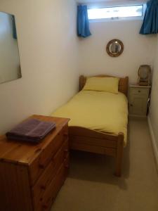 アンブルサイドにあるThrang Brow, Chapel Stileのベッドルーム1室(ベッド1台、ドレッサー、窓付)