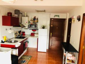 A kitchen or kitchenette at El Pinar de Mogro atardeceres únicos