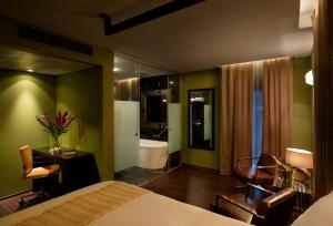 una camera con letto e un bagno con vasca di Brown TLV Urban Hotel a member of Brown Hotels a Tel Aviv