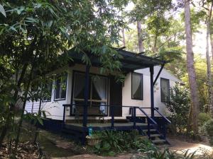 a tiny house in the woods at English Gardens - Forest Spa Suite in Springbrook
