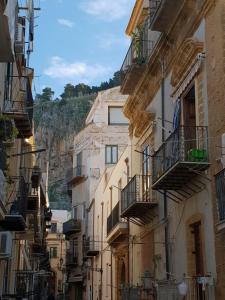 Το κτήριο όπου στεγάζεται  το διαμέρισμα