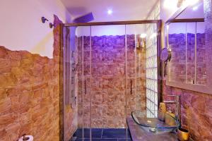 bagno con doccia in vetro e lavandino di Luxury Domus Amadeus a Roma