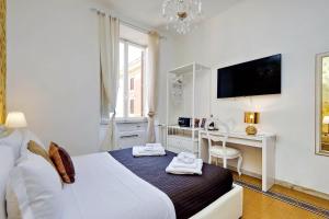 ローマにあるラグジュアリー ドムス アマデウスの白いベッドルーム(ベッド1台、デスク付)