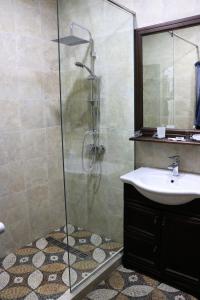 W łazience znajduje się prysznic i umywalka. w obiekcie Modern Floor - Dilijan Garden House w mieście Dilidżan