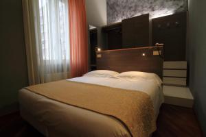 sypialnia z dużym łóżkiem w pokoju w obiekcie Hotel Metrò w Mediolanie