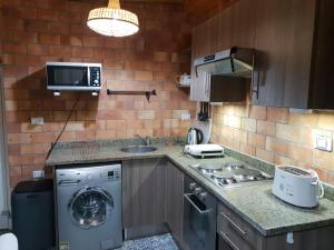 A kitchen or kitchenette at One Bedroom Chalet managed by Lilly Apartments