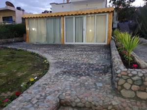 A garden outside One Bedroom Chalet managed by Lilly Apartments