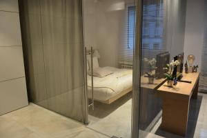 1 dormitorio con cama y espejo en Elegant Cozy Apartment, en Viena