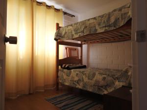 Двох'ярусне ліжко або двоярусні ліжка в номері Agradable Casa en Condominio Prados del Mar Tongoy
