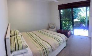 Llit o llits en una habitació de Byron Beach Cabin