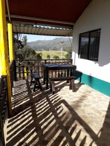 een patio met een tafel en een bank op een balkon bij La Nueva Granja Hospedaje Rural in Tibasosa +9 foto's