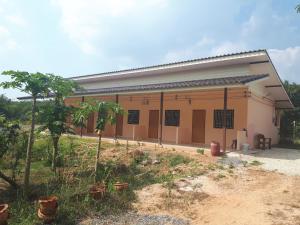 a small house with a courtyard at Pornsomkit room in Ban Ai Hit