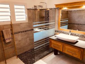 Ένα μπάνιο στο La Villa Maé