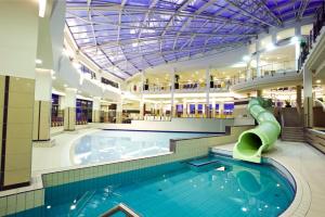 Bazén v ubytování Vitalmed Hotel Sárvár nebo v jeho okolí