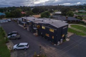 a building with a car parked in a parking lot at Heathcote Inn in Heathcote