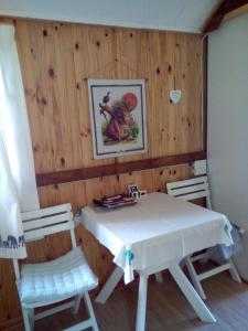 einen Tisch und Stühle in einem Zimmer mit Holzwänden in der Unterkunft Pumba's Lookout in Barberton