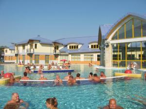 Bazén v ubytování Vitalmed Hotel Sárvár nebo v jeho okolí