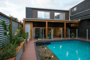 a house with a swimming pool in front of it at Heathcote Inn in Heathcote