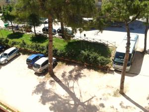 une vue aérienne sur les voitures garées dans un parking dans l'établissement San Gabriele, à Loreto