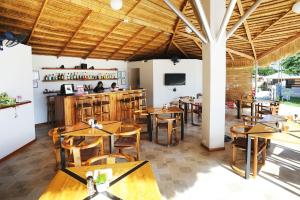 un restaurant avec des tables en bois et un bar dans l'établissement Tamarind, à Panglao