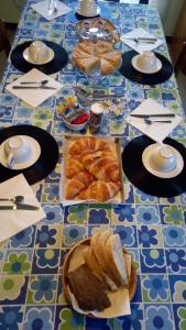 een tafel met brood en gebak erop bij La Cà ët Mec in Robilante