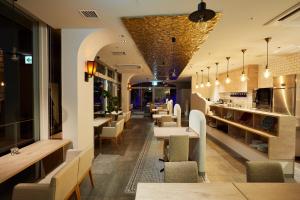 un ristorante con tavoli e sedie e un bar di Wakanoura Nature Resort Epicharis a Wakayama