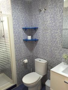 Un baño con un inodoro blanco y un lavabo. en Apartamento Julieta, en Sanlúcar de Barrameda 13 fotos más