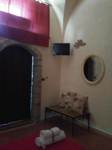 sala de estar con sofá y chimenea en BB Dimora San Pietro, en Ferrandina