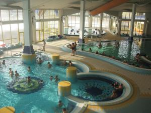 Bazén v ubytování Vitalmed Hotel Sárvár nebo v jeho okolí