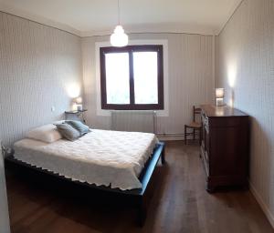 Postel nebo postele na pokoji v ubytování Grand Gite Maison d Alice Auvergne - 15 personnes
