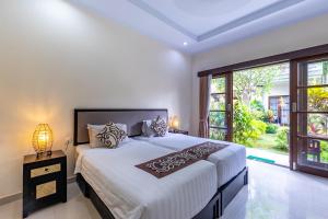 Postel nebo postele na pokoji v ubytování Gatra Ubud Inn