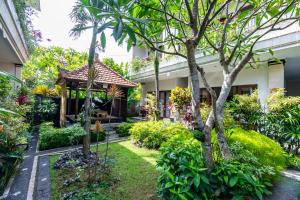 un giardino esterno a un edificio con gazebo di Gatra Ubud Inn ad Ubud