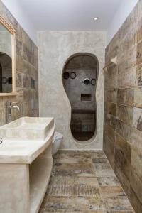 La salle de bains est pourvue d'un lavabo et de toilettes. dans l'établissement Korali Boutique Hotel, à Naxos Chora