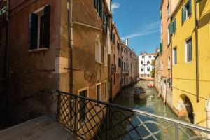 uitzicht op een kanaal tussen twee gebouwen bij Liassidi Arco in Venetië