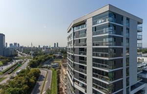 ワルシャワにあるNovis Apartments Panorama Viewの背景の高い建物