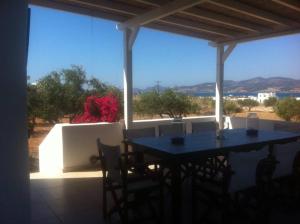 Ein blauer Tisch und Stühle auf einer Terrasse mit Aussicht in der Unterkunft Villa Kampos Paros in Pounda