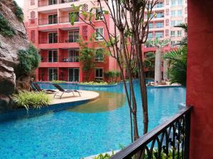 a swimming pool in the middle of a building at Seven Seas Jomtien Dream in Jomtien Beach
