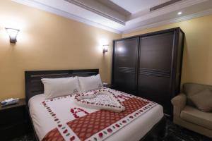 - une chambre avec un lit avec un gâteau dans l'établissement Rose Suite Operated by Suite Hotel Management, à Djeddah