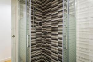 bagno con doccia e parete piastrellata di VuT LAS URSULAS a Salamanca Altre 36 foto