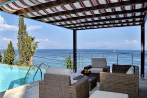 een villa met een zwembad en uitzicht op de oceaan bij EDEM Villa sea-front in Perama