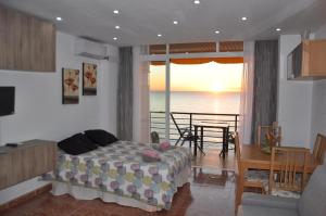 um quarto com uma cama e vista para o oceano em Studio Vue Mer em Torremolinos