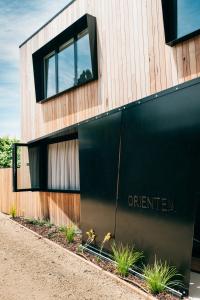 un edificio con un cartel en el costado en Laneway Apartments - Orientem en Port Fairy