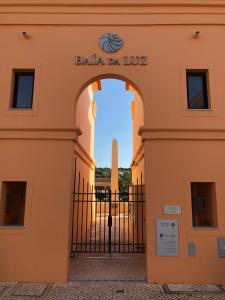 ルースにあるRother Praia da Luz Luxury Apartmentのリビアのバジャ門の入口
