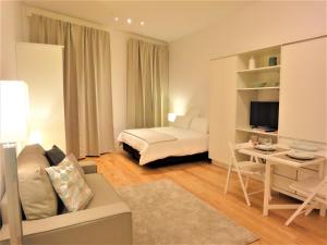 sala de estar con sofá y mesa con TV en Tiles Apartments, en Oporto