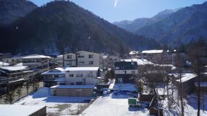 Een algemene foto van de bergen of uitzicht op de bergen vanuit de ryokan